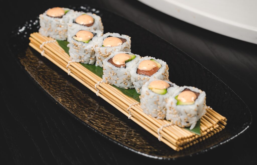 SALMON AVOCADO-MAKI 1