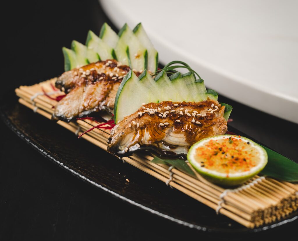 UNAGI JEGULJA SA SAKE TERIJAKI SOSOM I BIJELI SUSAM 3